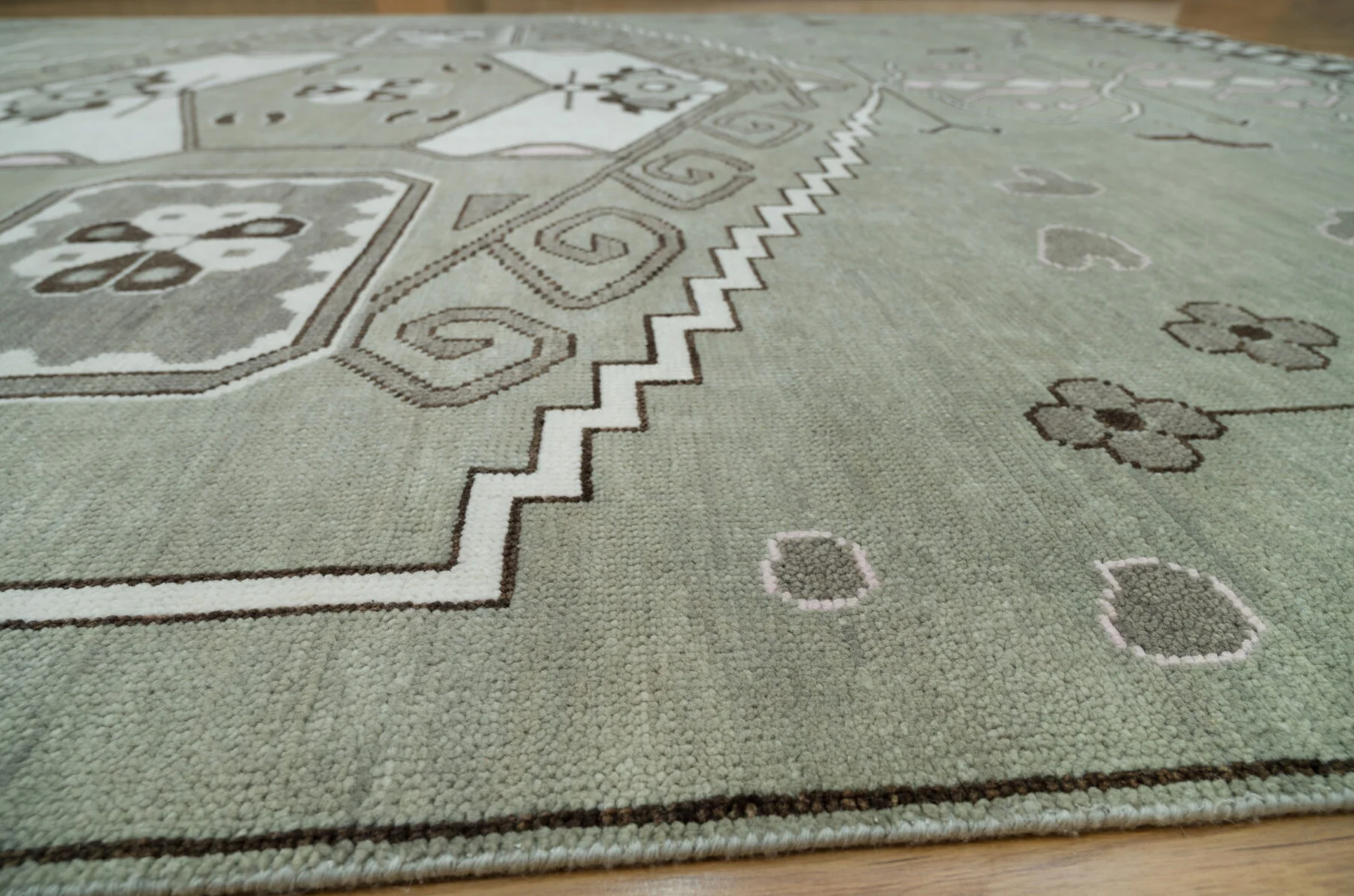 Sage Hand-Knotted Geometric Rug – Medallion & Stepped Diamond
