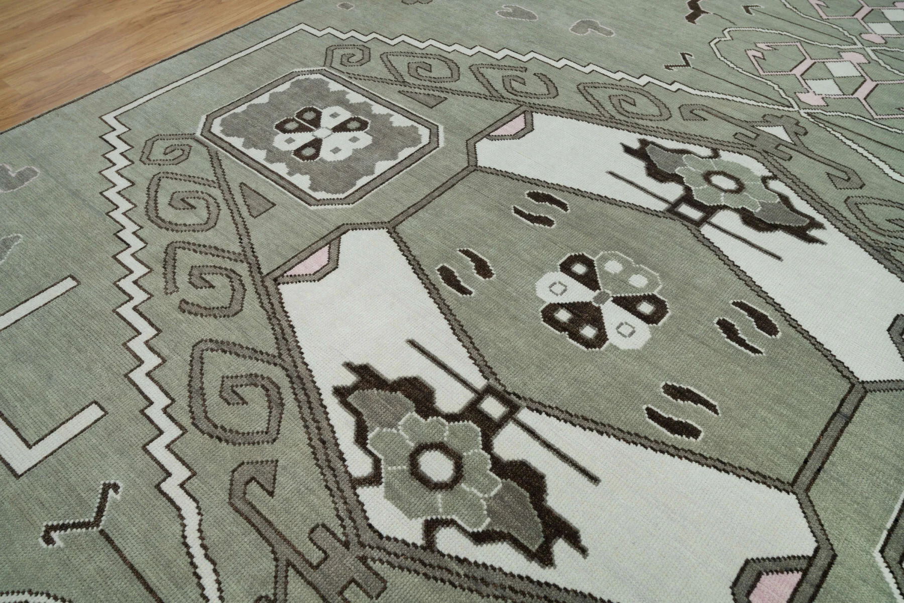 Sage Hand-Knotted Geometric Rug – Medallion & Stepped Diamond