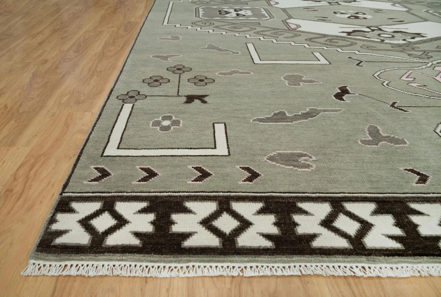 Sage Hand-Knotted Geometric Rug – Medallion & Stepped Diamond