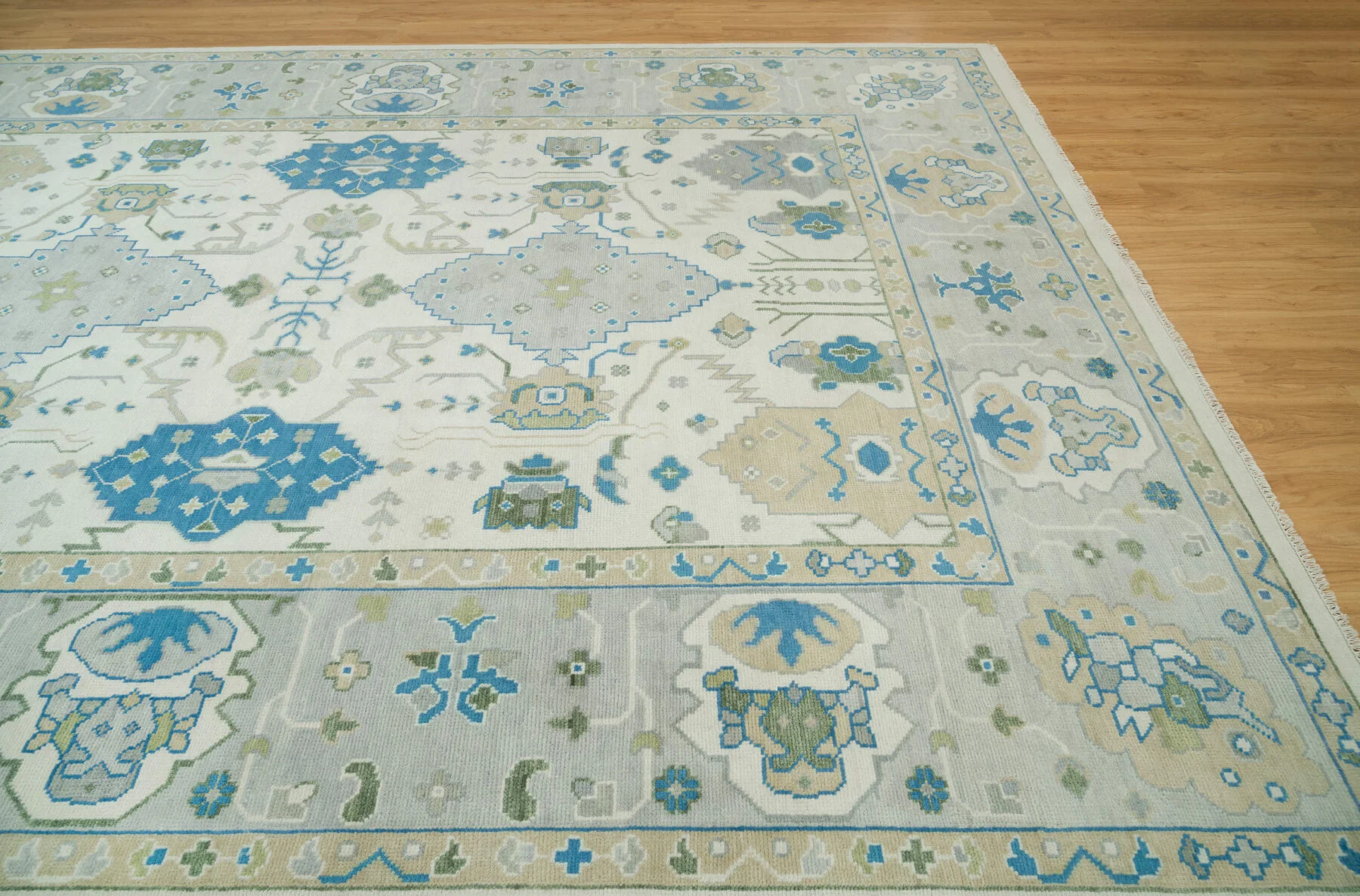 Ivory Hand-Knotted Floral Rug – Palmette & Medallion
