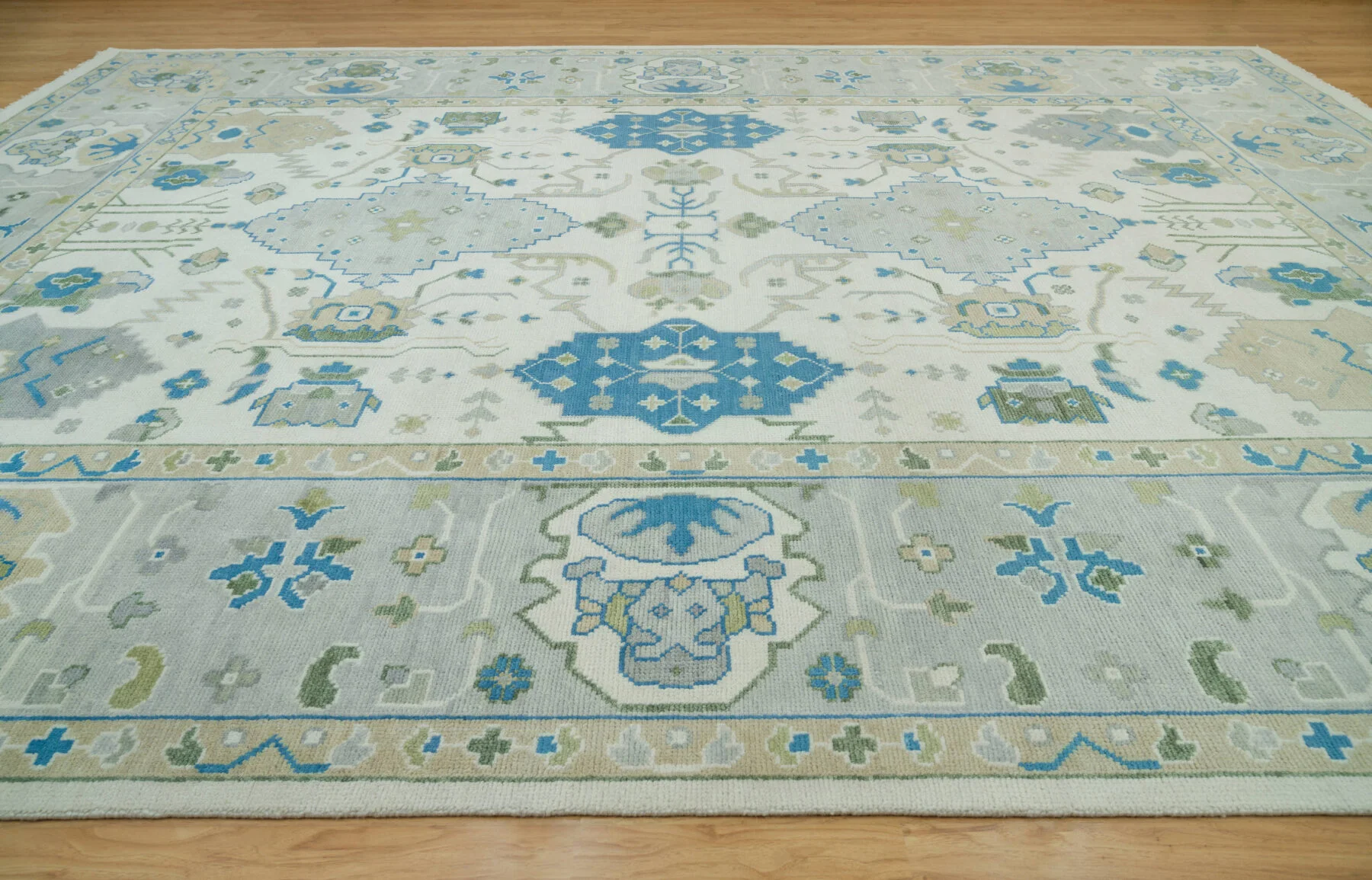 Ivory Hand-Knotted Floral Rug – Palmette & Medallion