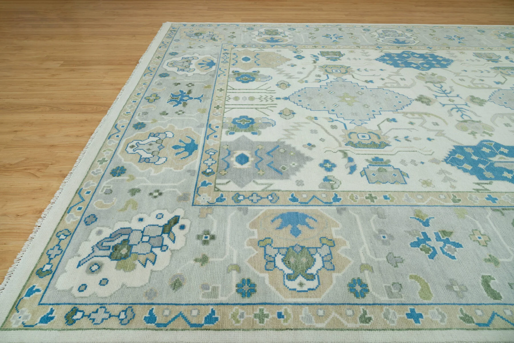 Ivory Hand-Knotted Floral Rug – Palmette & Medallion