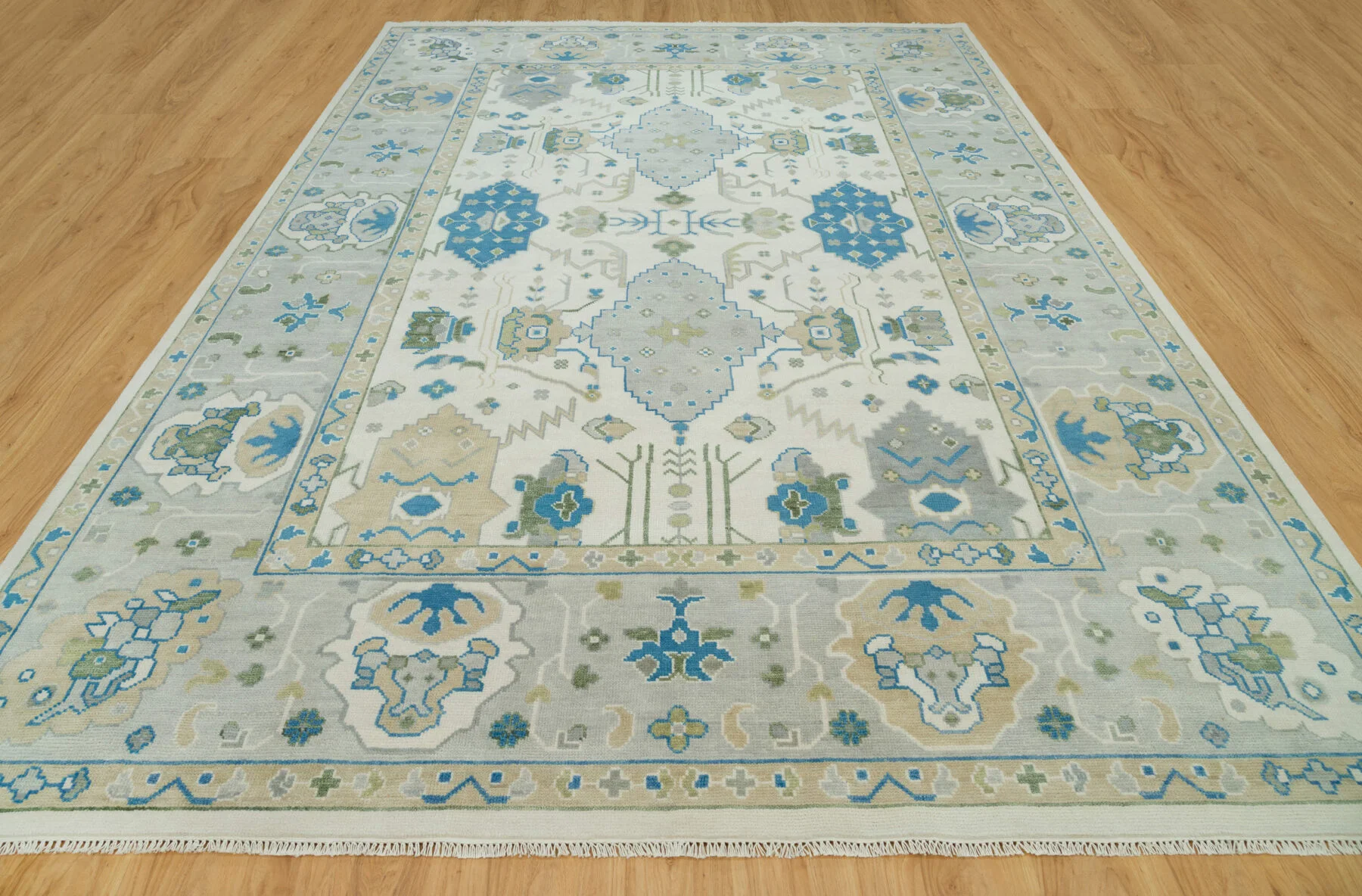 Ivory Hand-Knotted Floral Rug – Palmette & Medallion