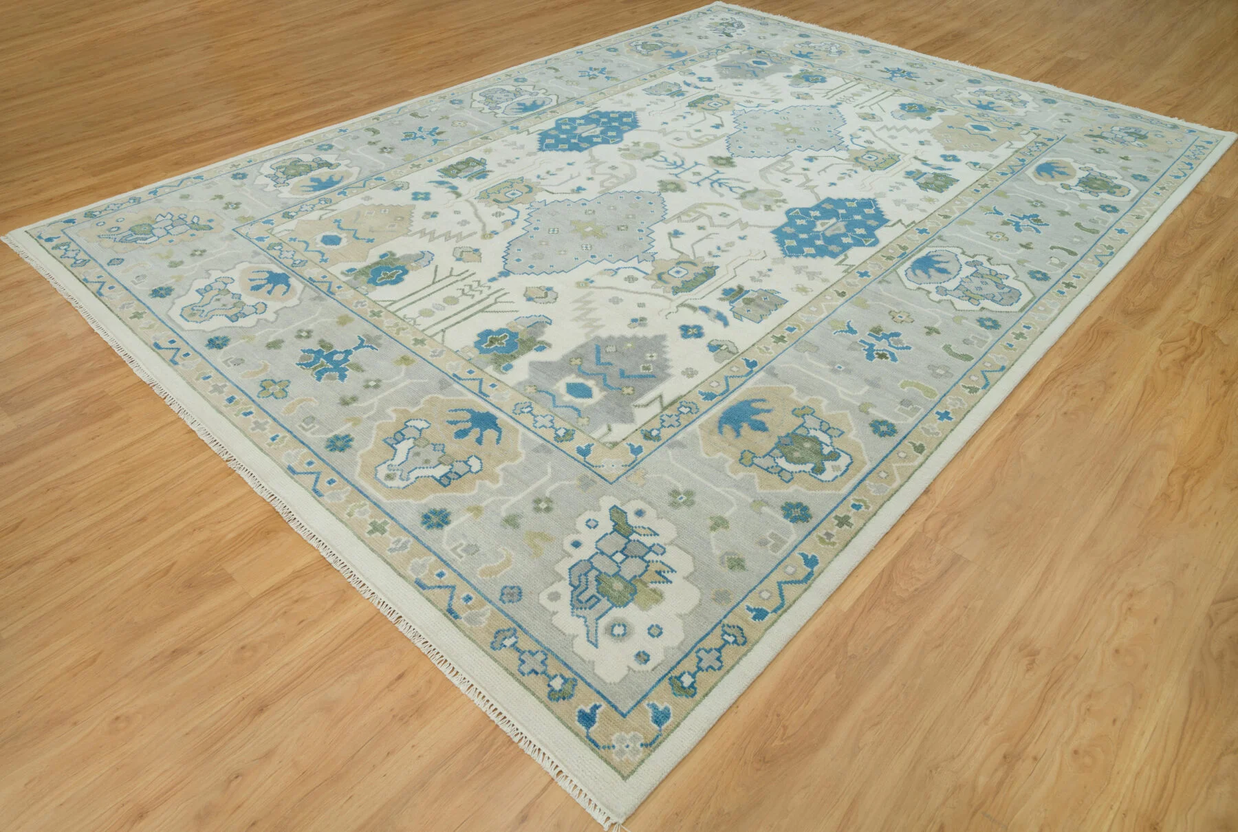 Ivory Hand-Knotted Floral Rug – Palmette & Medallion