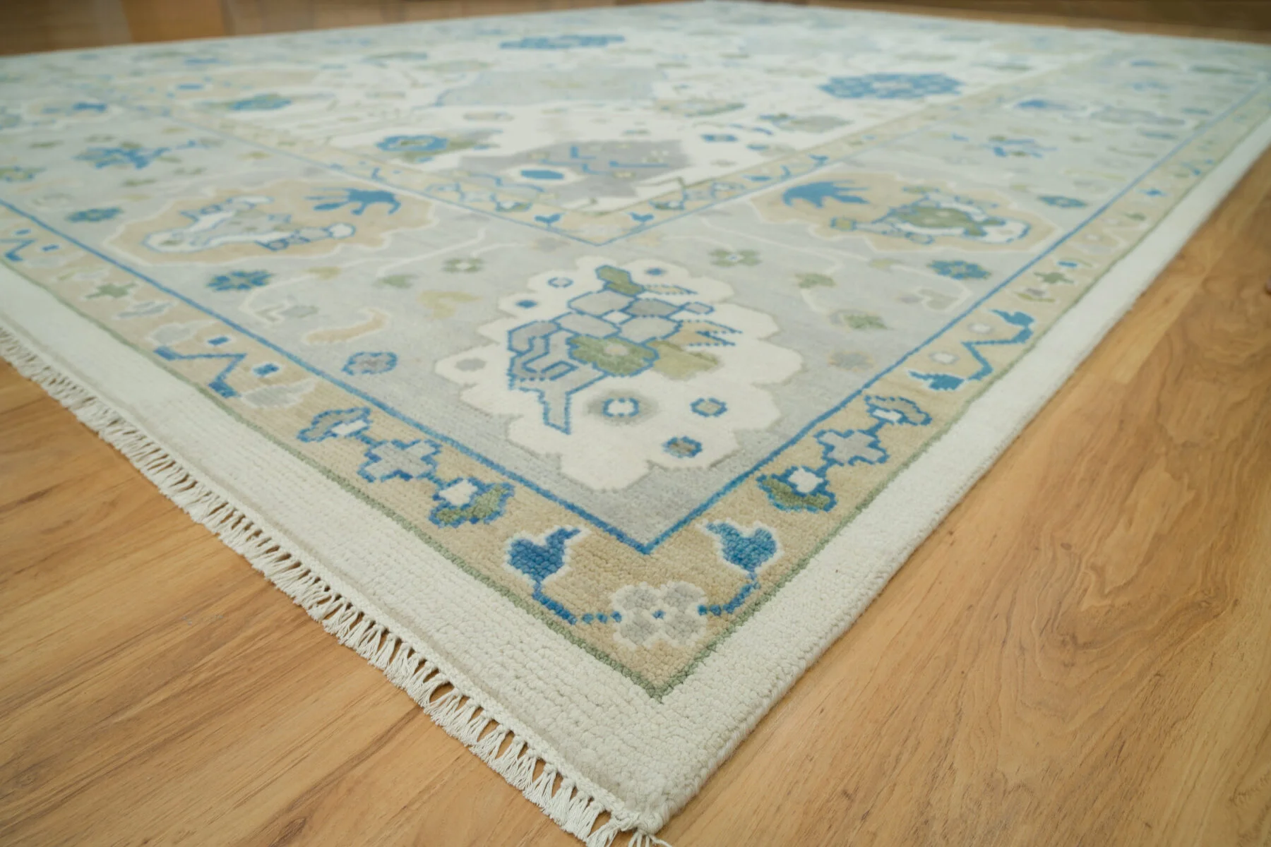 Ivory Hand-Knotted Floral Rug – Palmette & Medallion