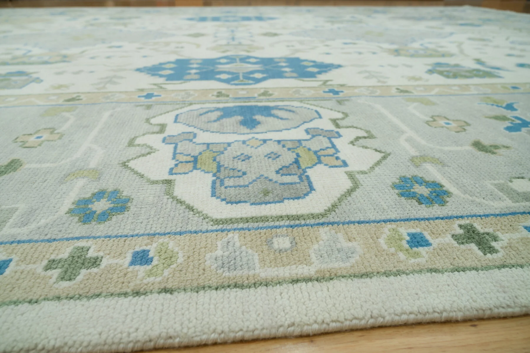Ivory Hand-Knotted Floral Rug – Palmette & Medallion