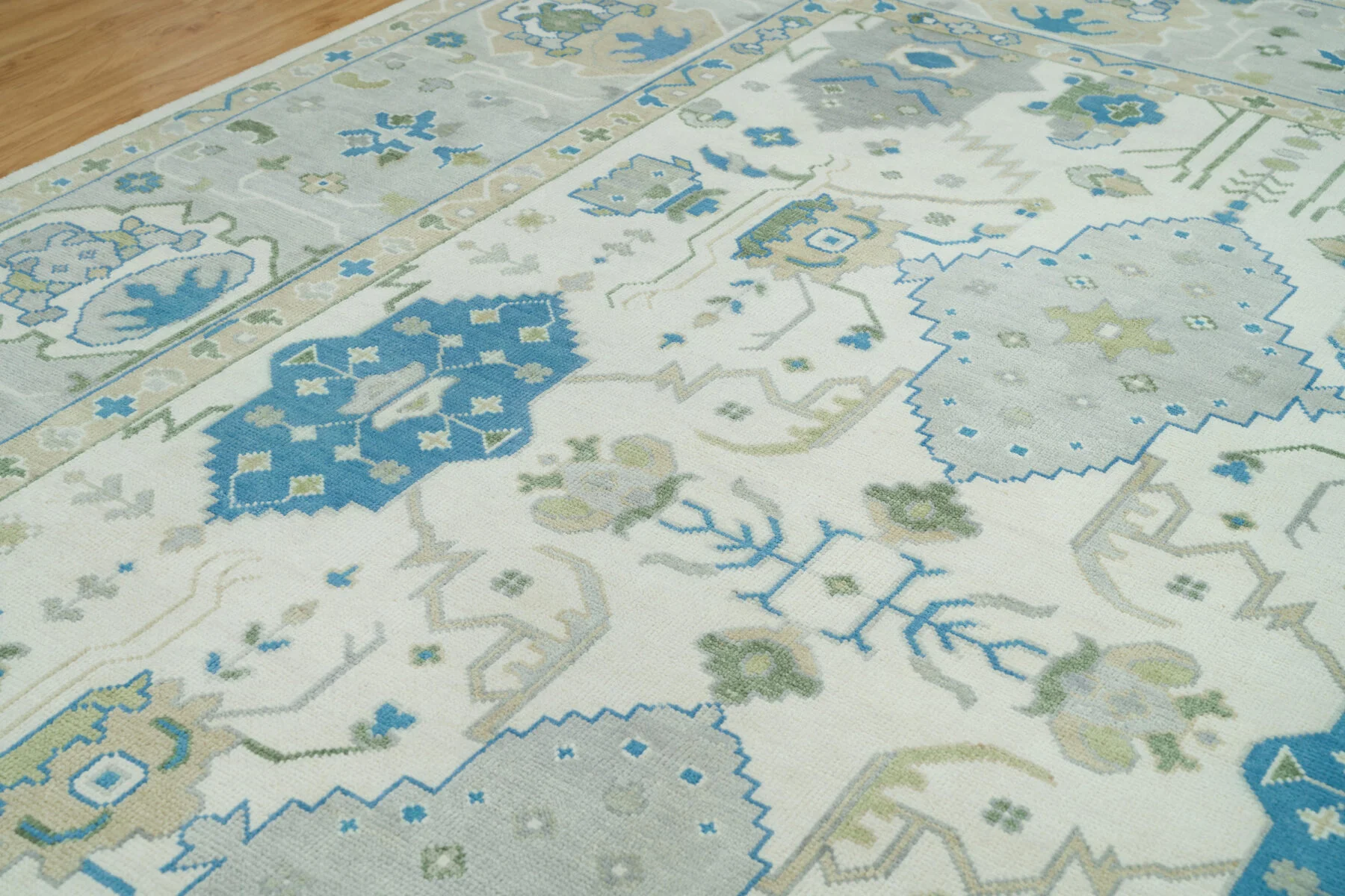 Ivory Hand-Knotted Floral Rug – Palmette & Medallion