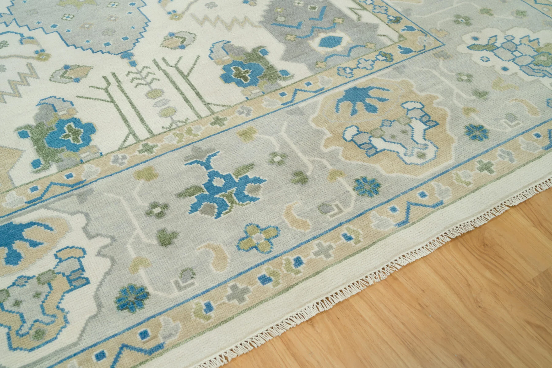 Ivory Hand-Knotted Floral Rug – Palmette & Medallion