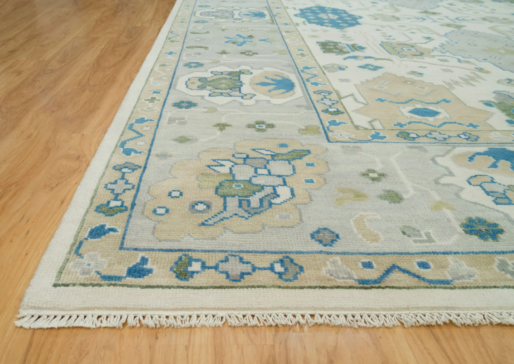 Ivory Hand-Knotted Floral Rug – Palmette & Medallion