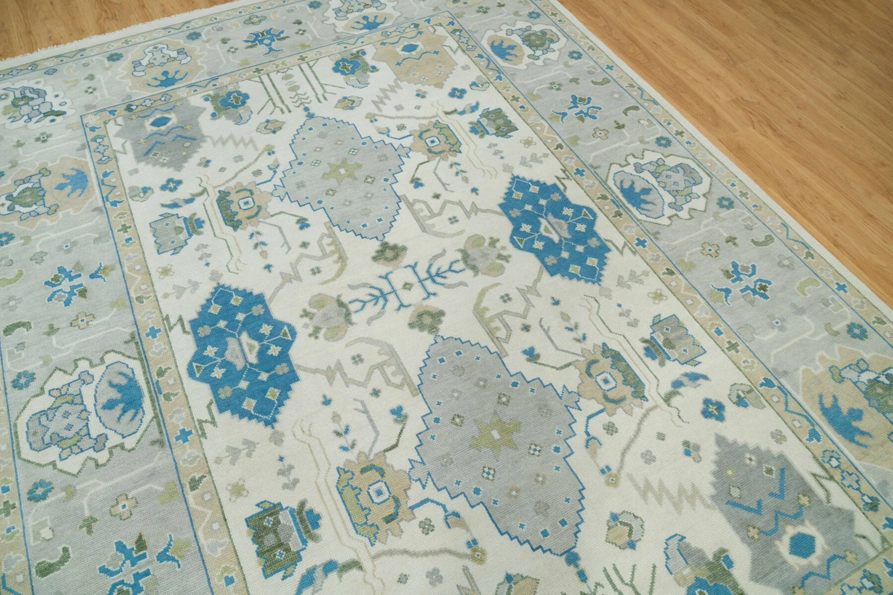 Ivory Hand-Knotted Floral Rug – Palmette & Medallion