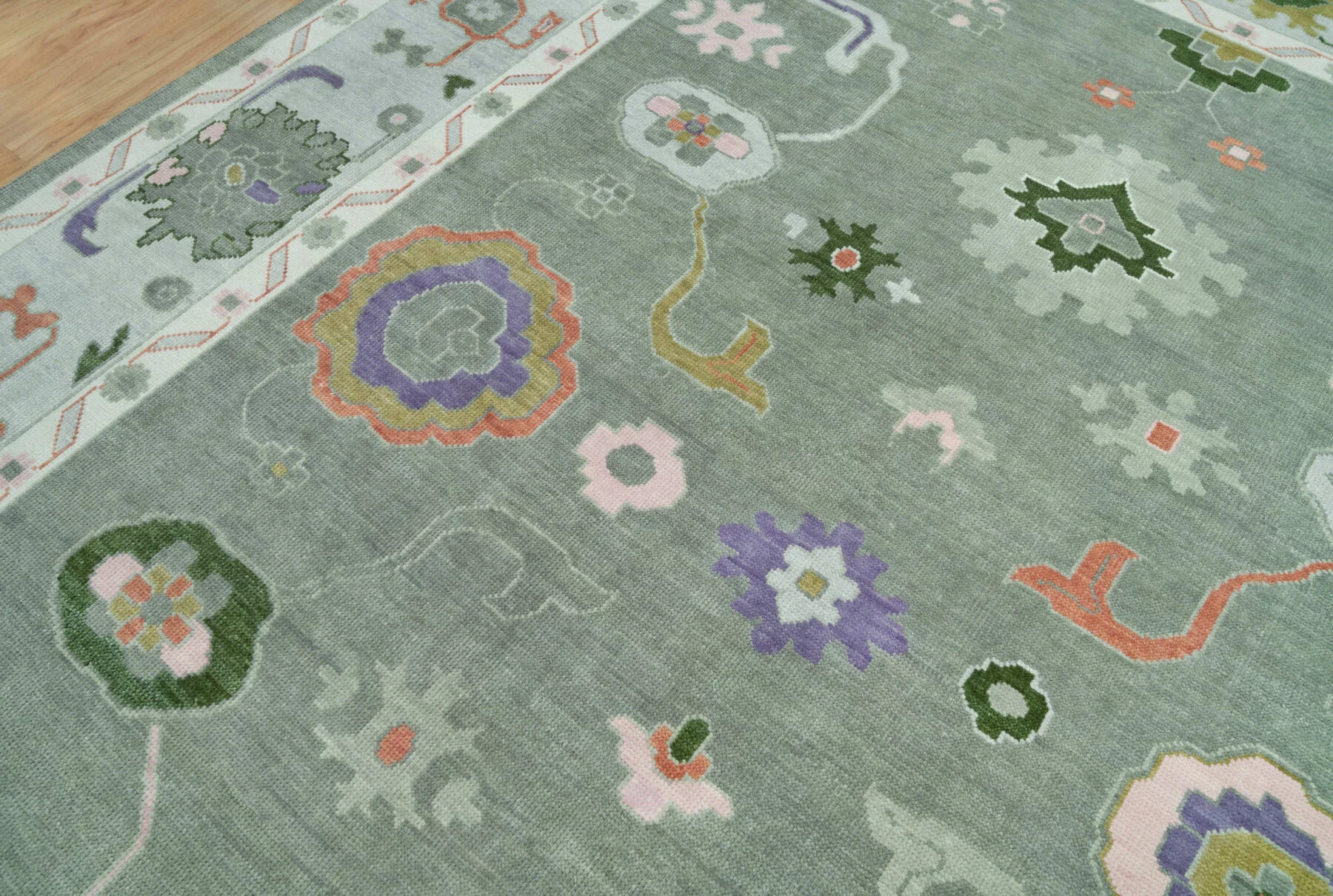 Sage & Ivory Hand-Knotted Floral Rug – Palmette & Rosette (3773)
