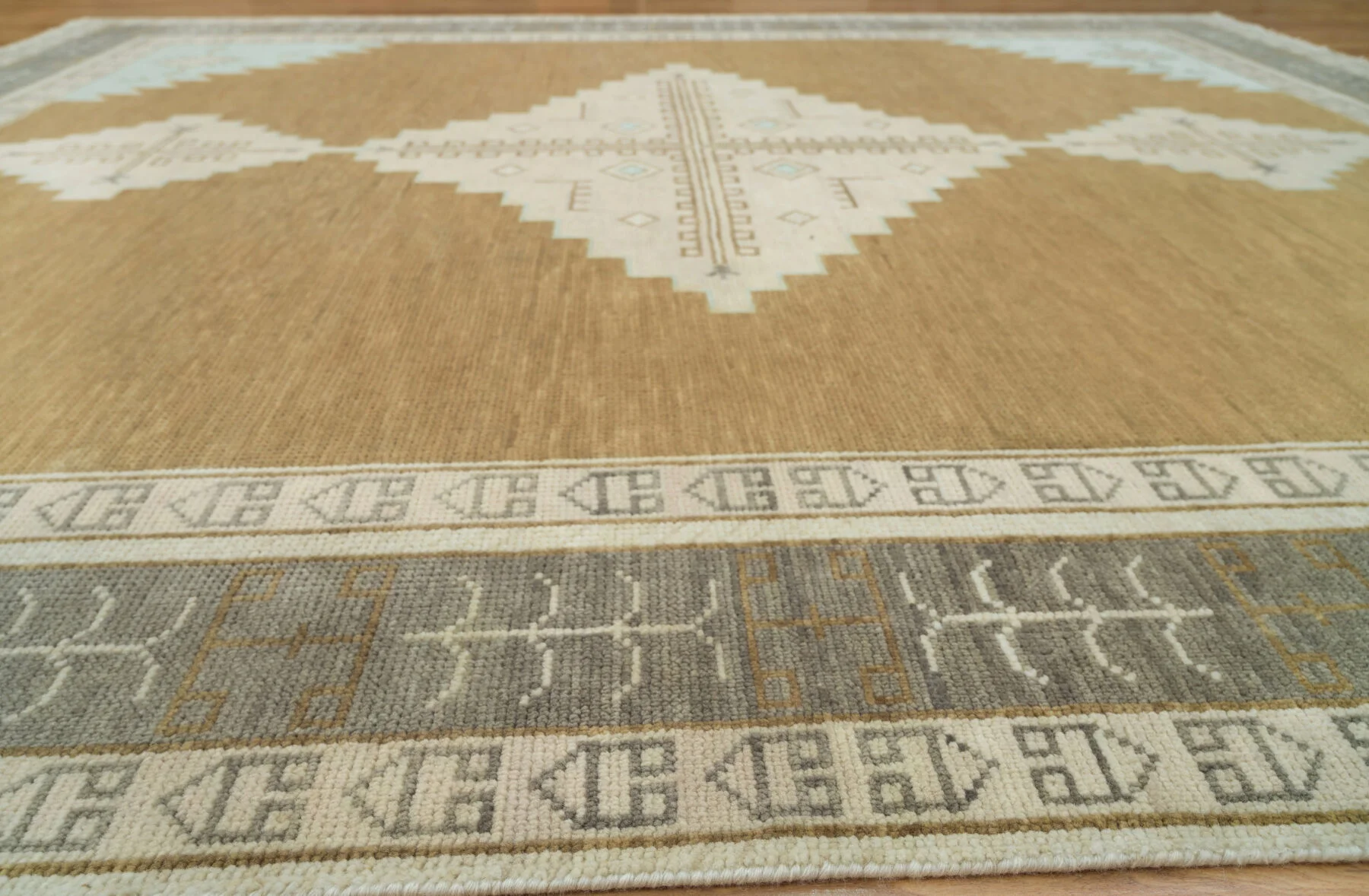 Camel Hand-Knotted Geometric Rug – Stepped Diamond & Medallion