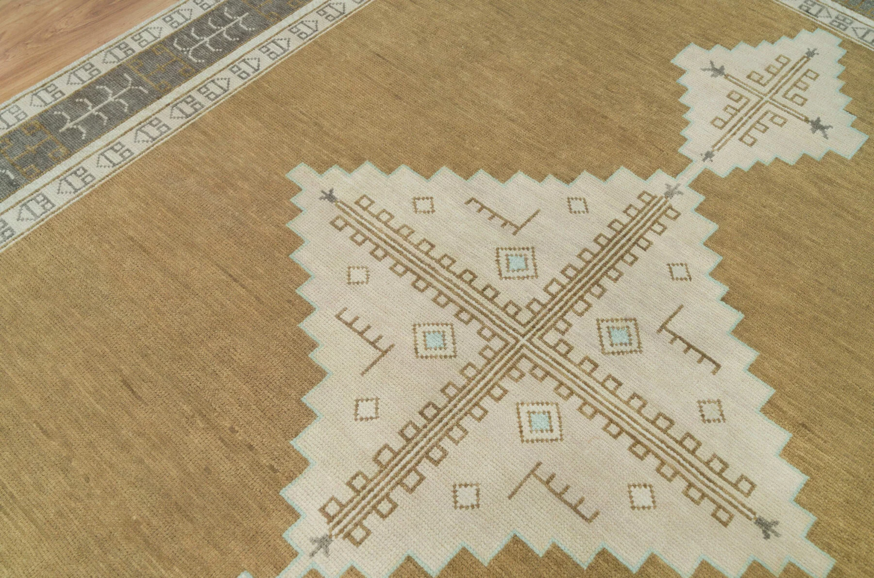 Camel Hand-Knotted Geometric Rug – Stepped Diamond & Medallion