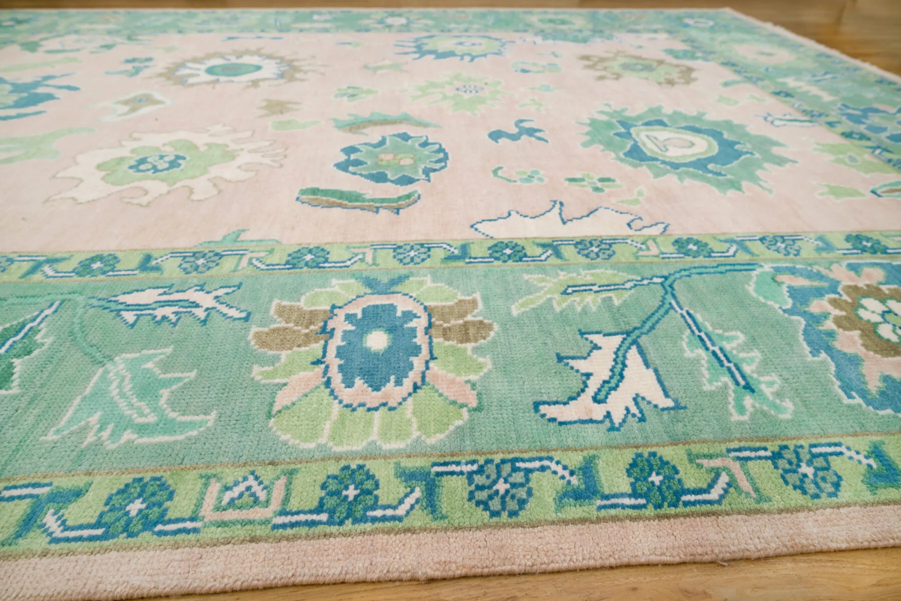 Blush & Green Hand-Knotted Oushak Rug – Palmette & Rosette