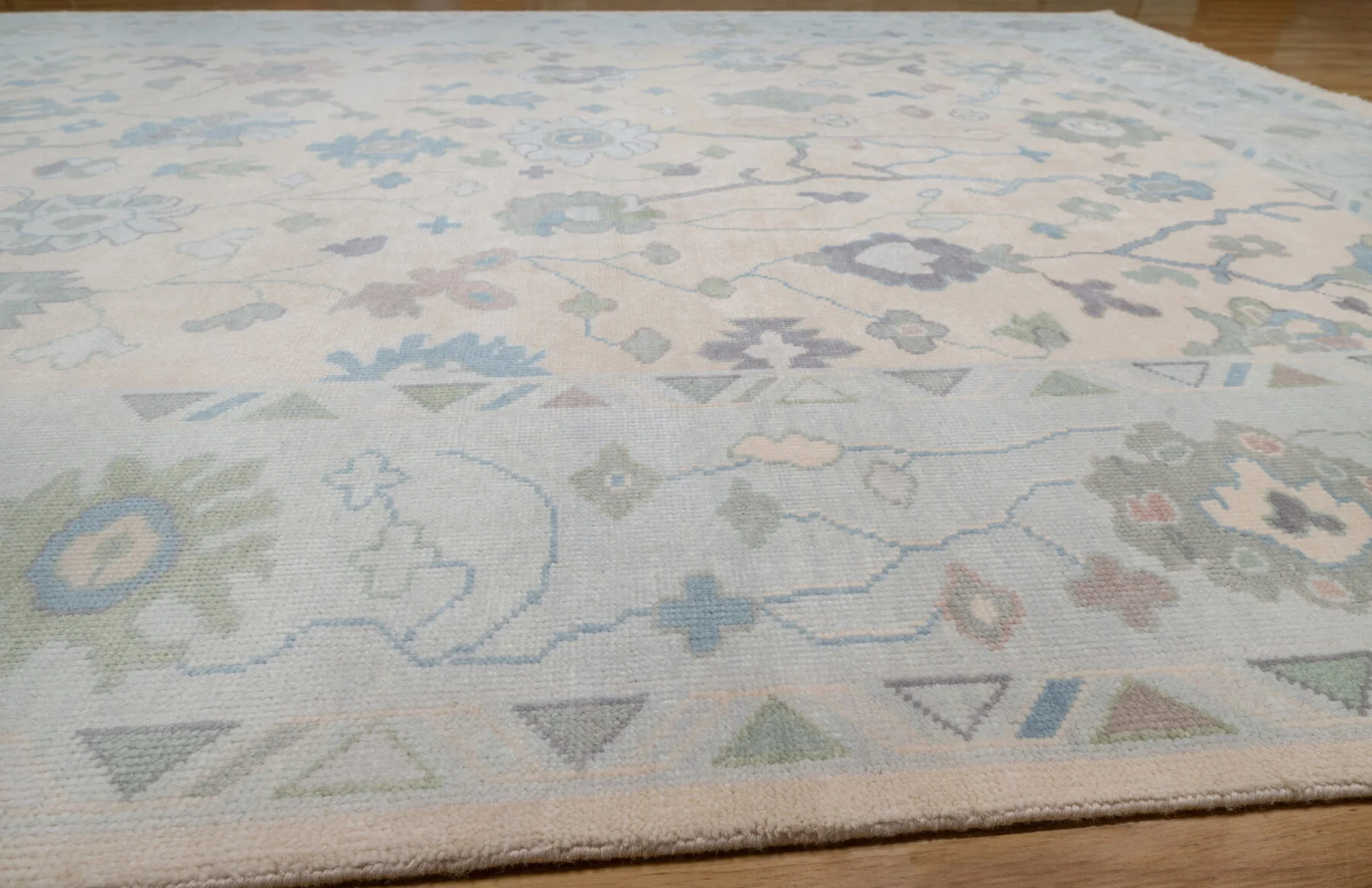 Beige & Sage Hand-Knotted Oushak Rug – Palmette & Rosette