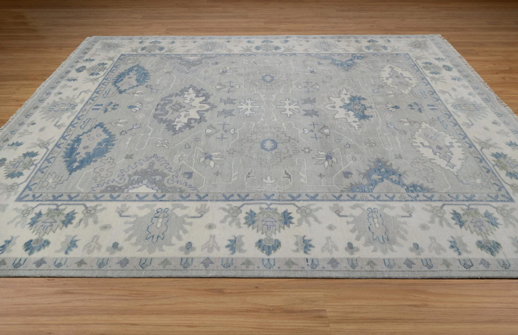 Grey & Ivory Hand-Knotted Oushak Rug – Palmette & Rosette