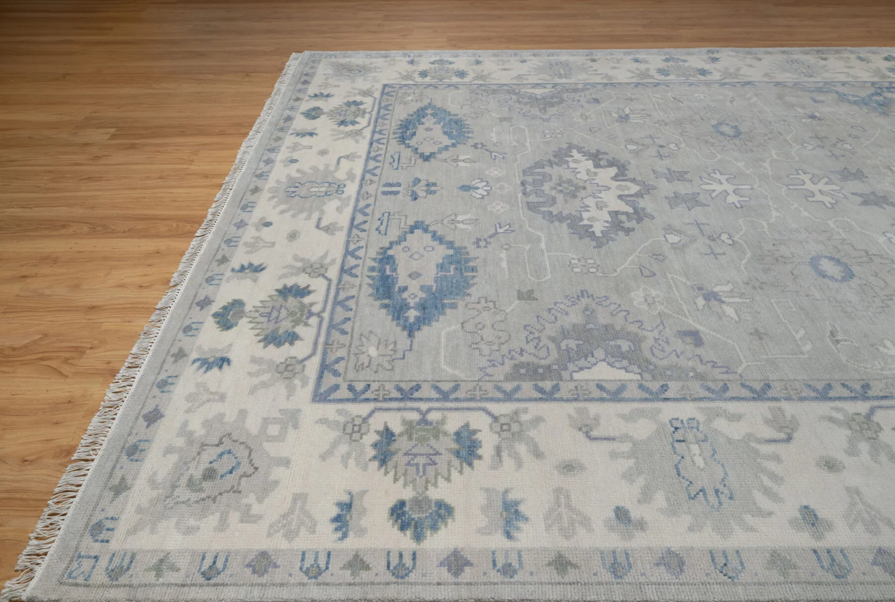 Grey & Ivory Hand-Knotted Oushak Rug – Palmette & Rosette