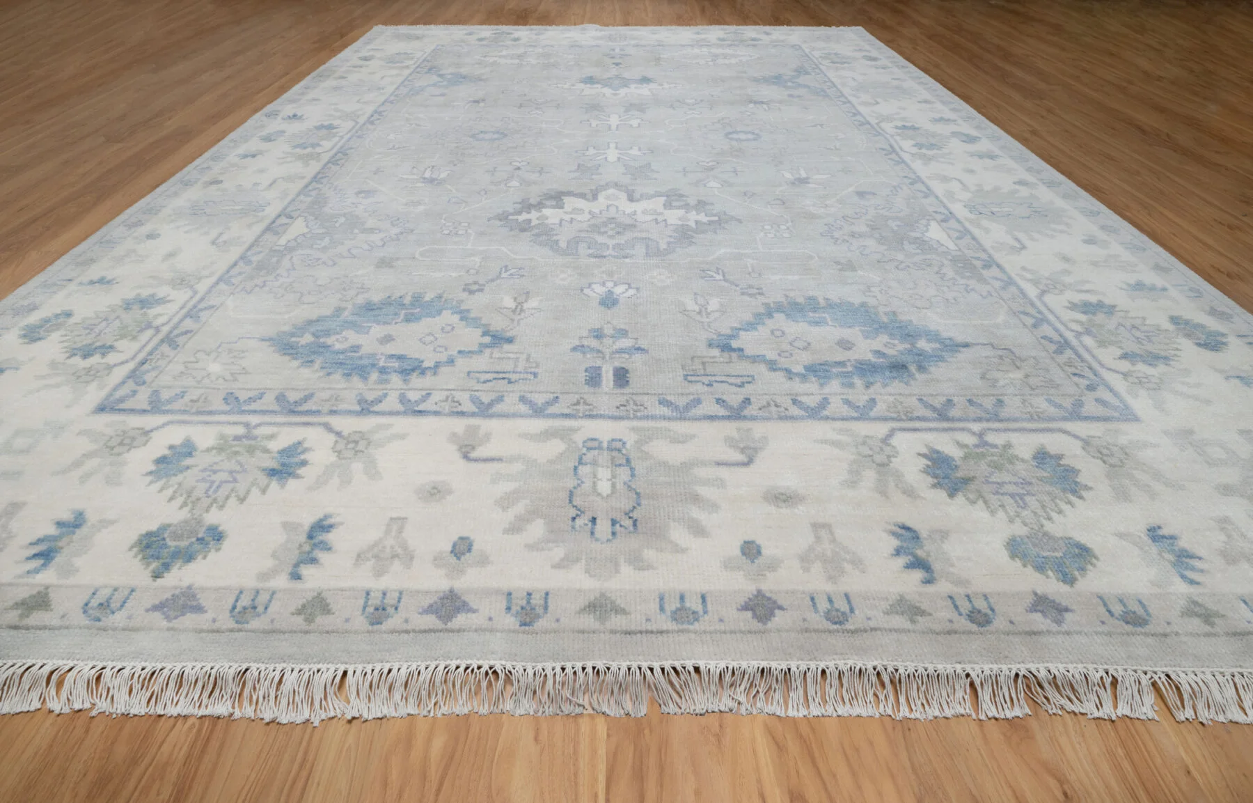 Grey & Ivory Hand-Knotted Oushak Rug – Palmette & Rosette
