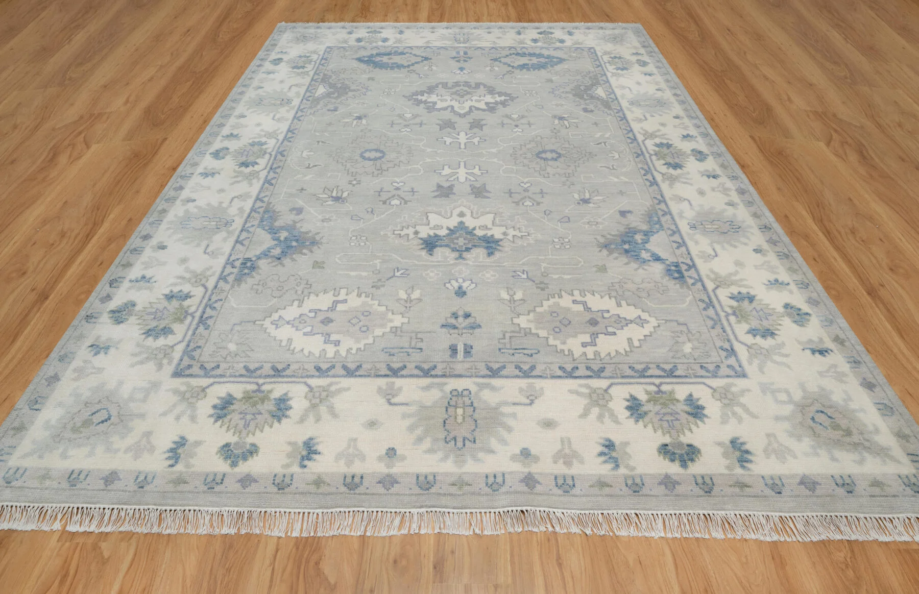 Grey & Ivory Hand-Knotted Oushak Rug – Palmette & Rosette
