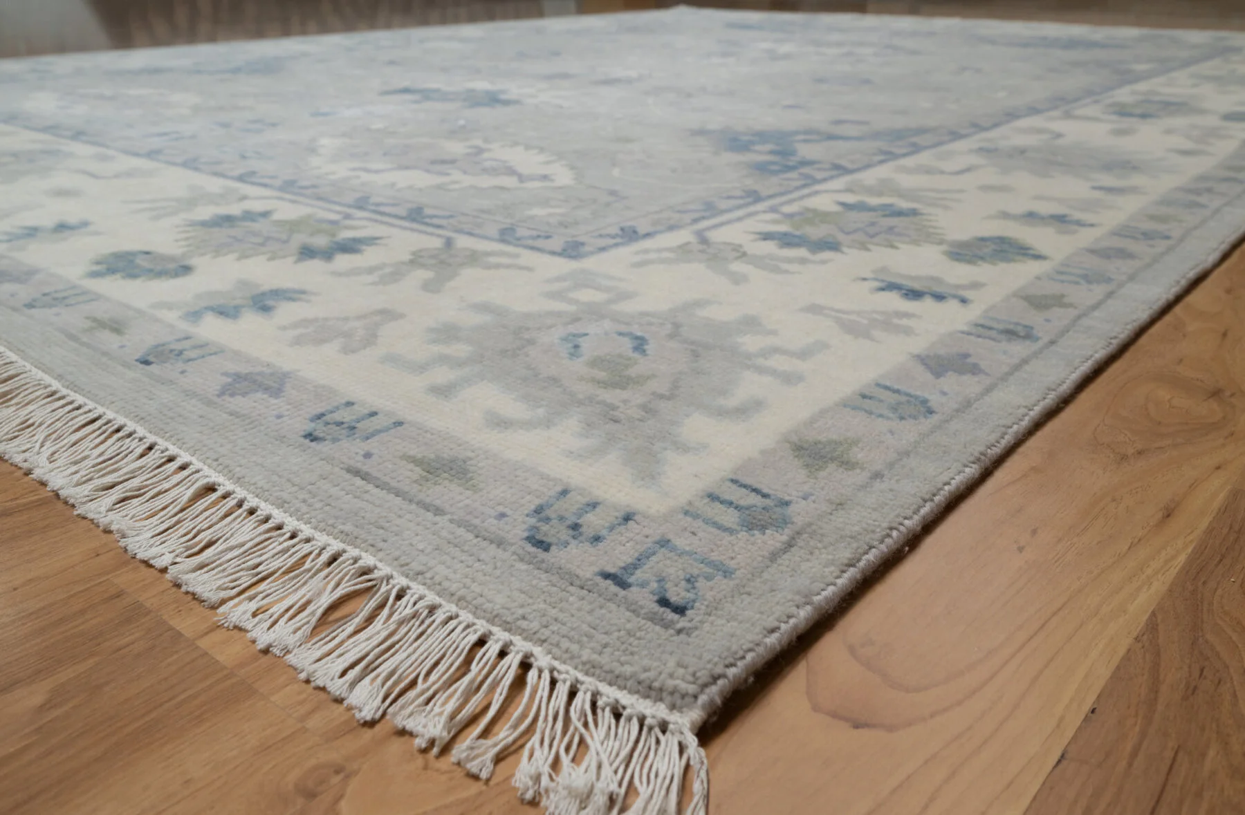 Grey & Ivory Hand-Knotted Oushak Rug – Palmette & Rosette
