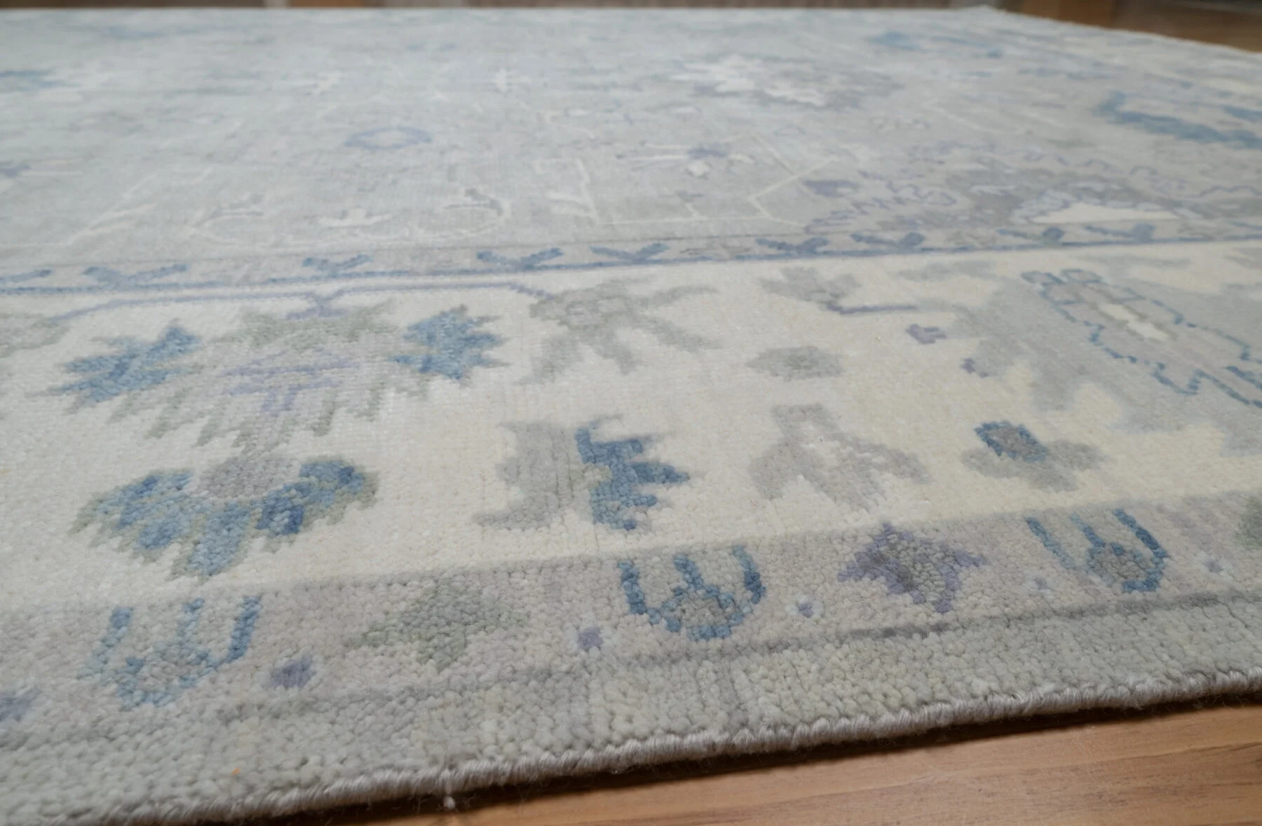 Grey & Ivory Hand-Knotted Oushak Rug – Palmette & Rosette