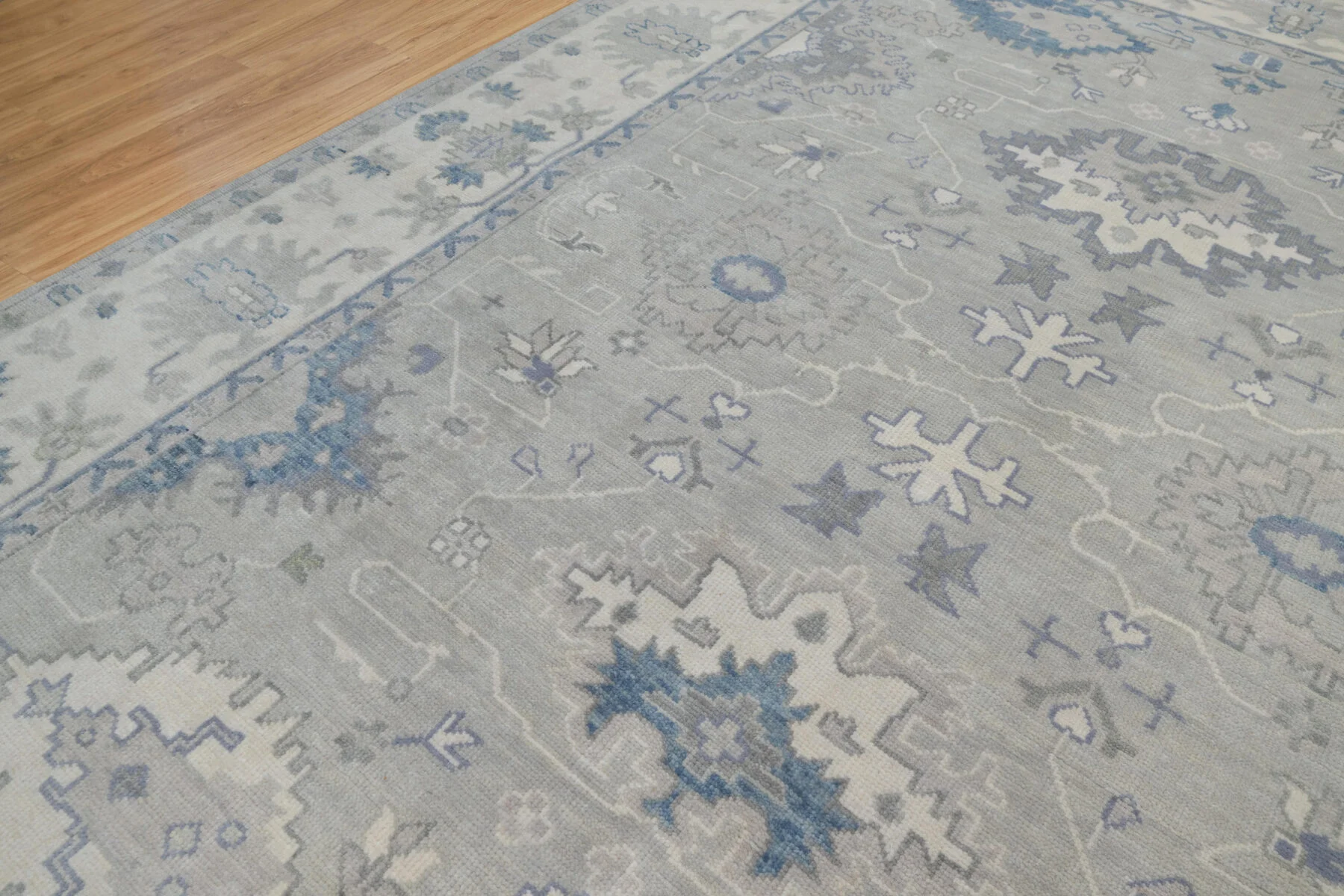 Grey & Ivory Hand-Knotted Oushak Rug – Palmette & Rosette