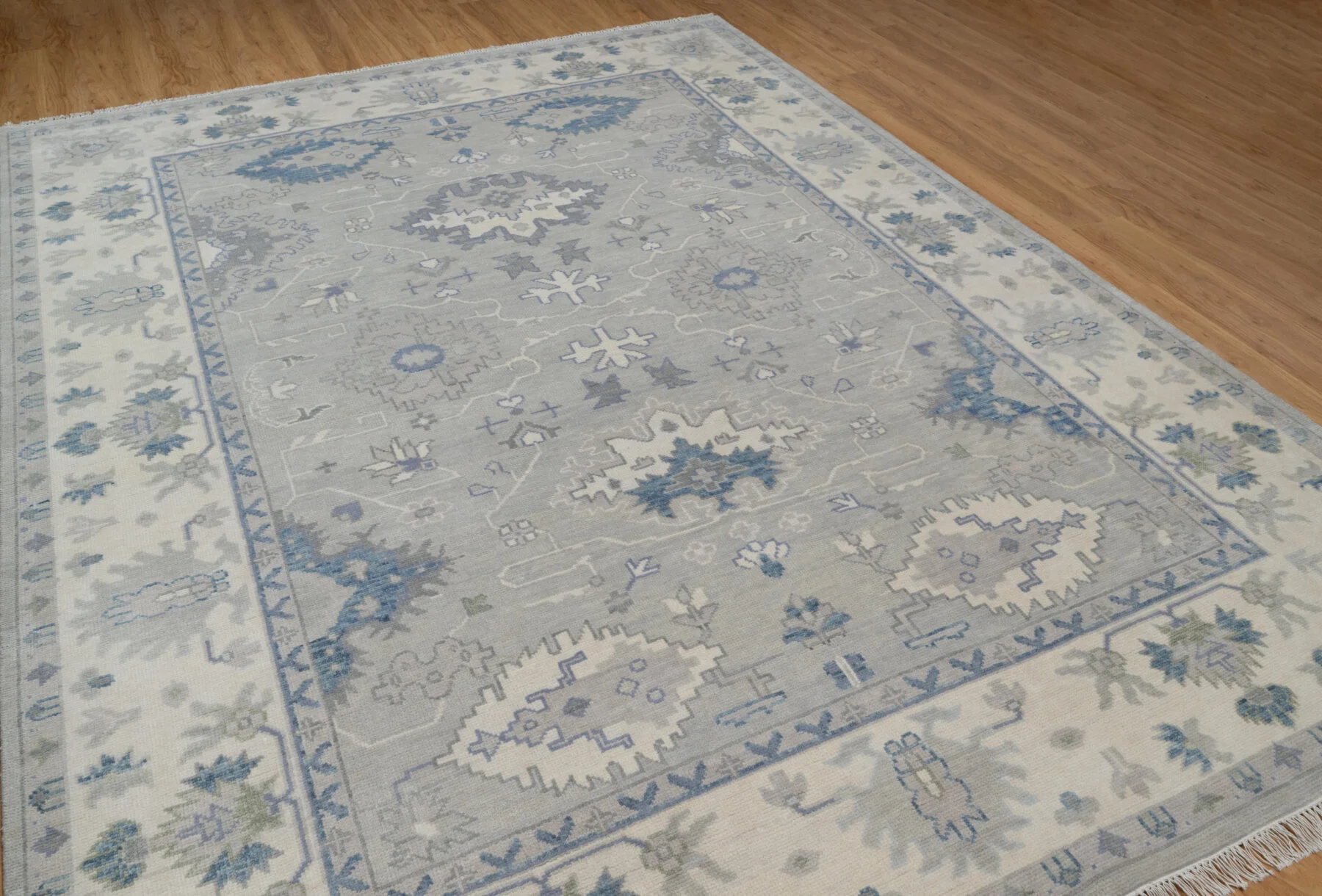 Grey & Ivory Hand-Knotted Oushak Rug – Palmette & Rosette