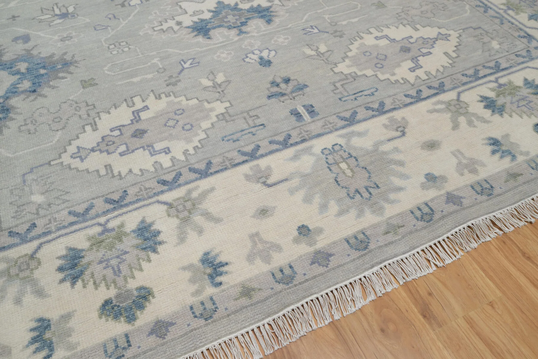 Grey & Ivory Hand-Knotted Oushak Rug – Palmette & Rosette