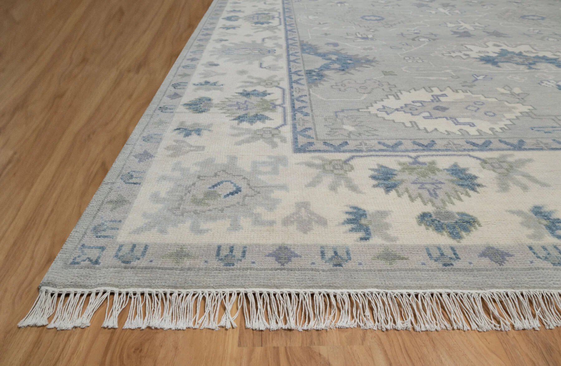Grey & Ivory Hand-Knotted Oushak Rug – Palmette & Rosette